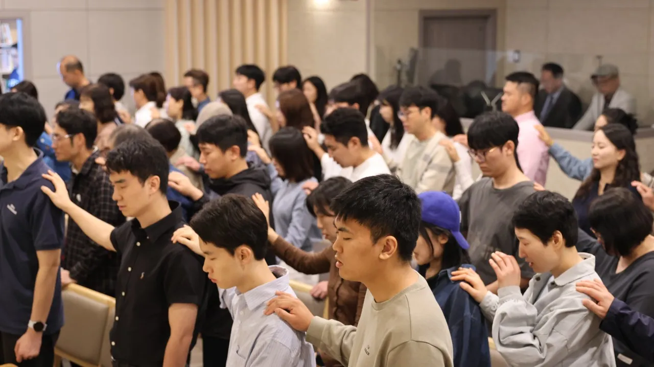 손을 얹어 함께 기도