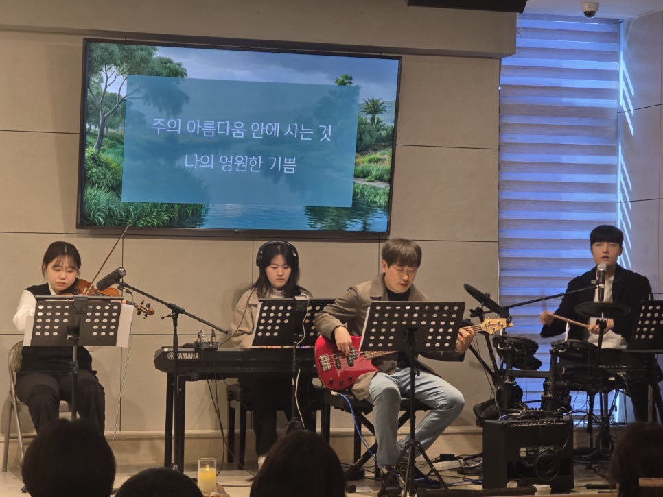 찬양팀이 예배를 인도하는 모습