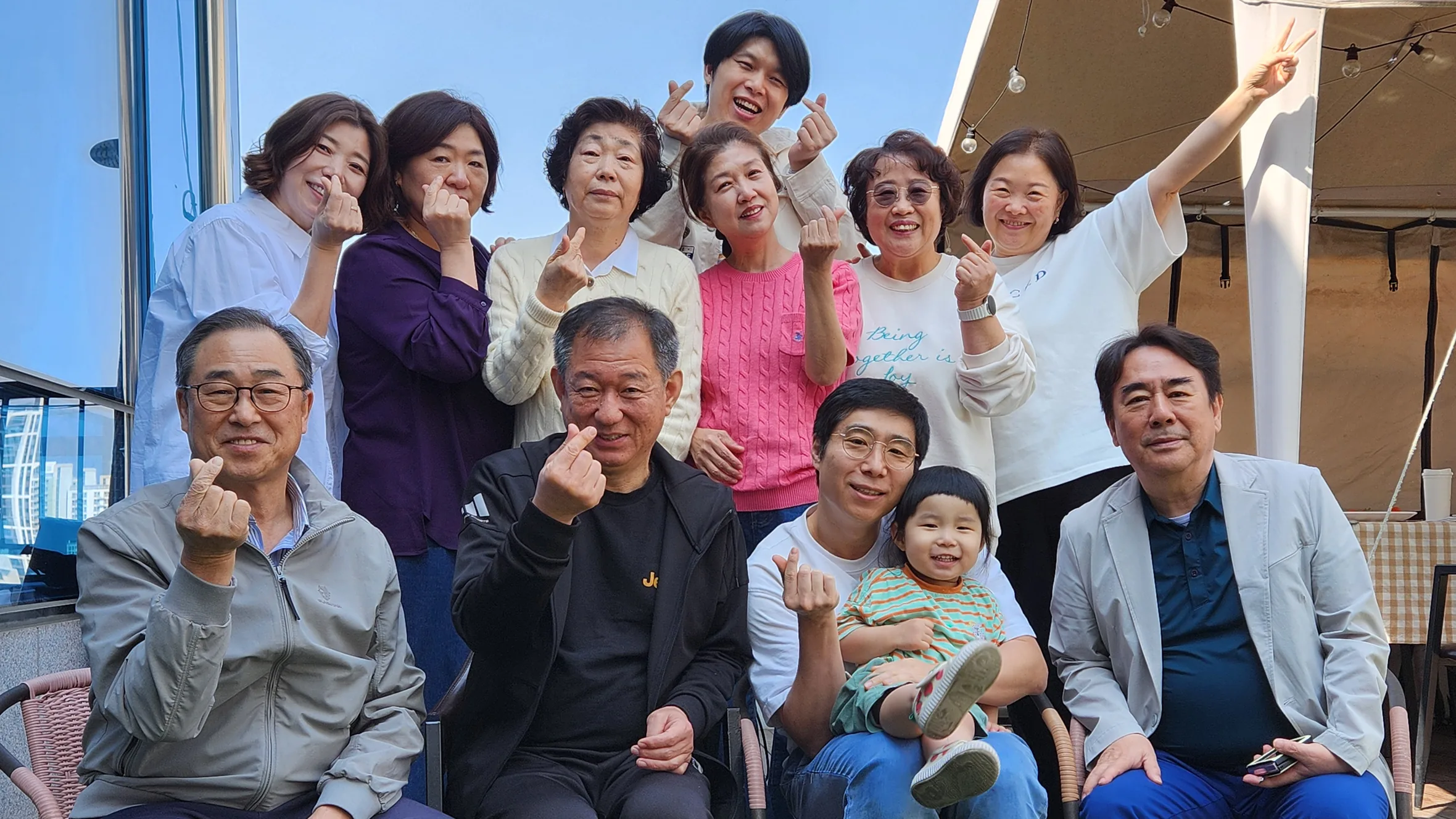 사귐의교회 식구들이 어른부터 아이까지 한자리에 모여 웃고 있다