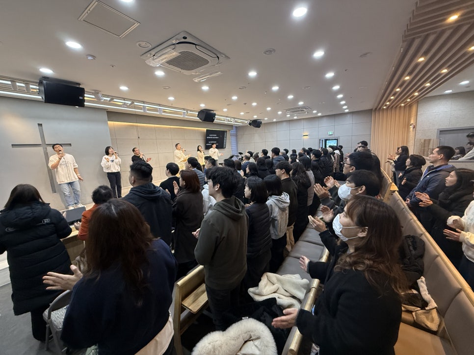 예배 중 함께 일어서서 찬양하는 회중