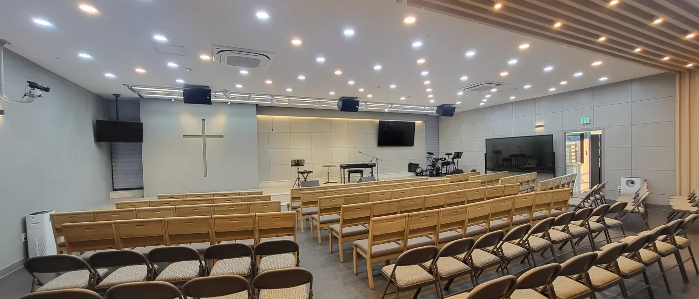 사귐 예배당 내부 파노라마 — 나무 십자가와 예배 의자